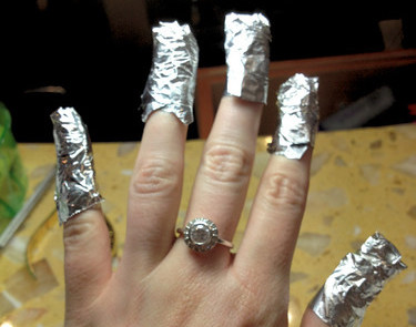 ongles enveloppés dans des papillotes en aluminium