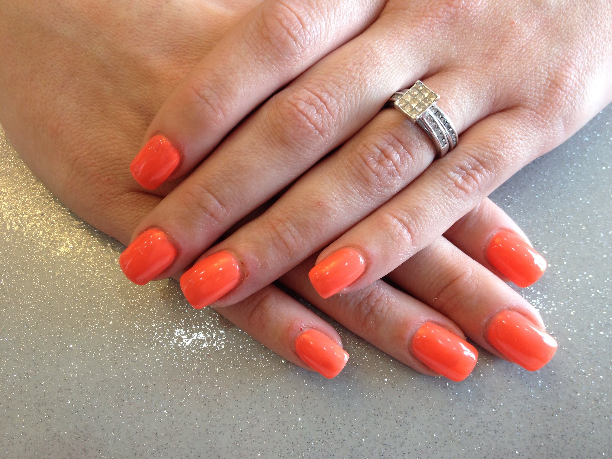 ongles en gel de couleur orange