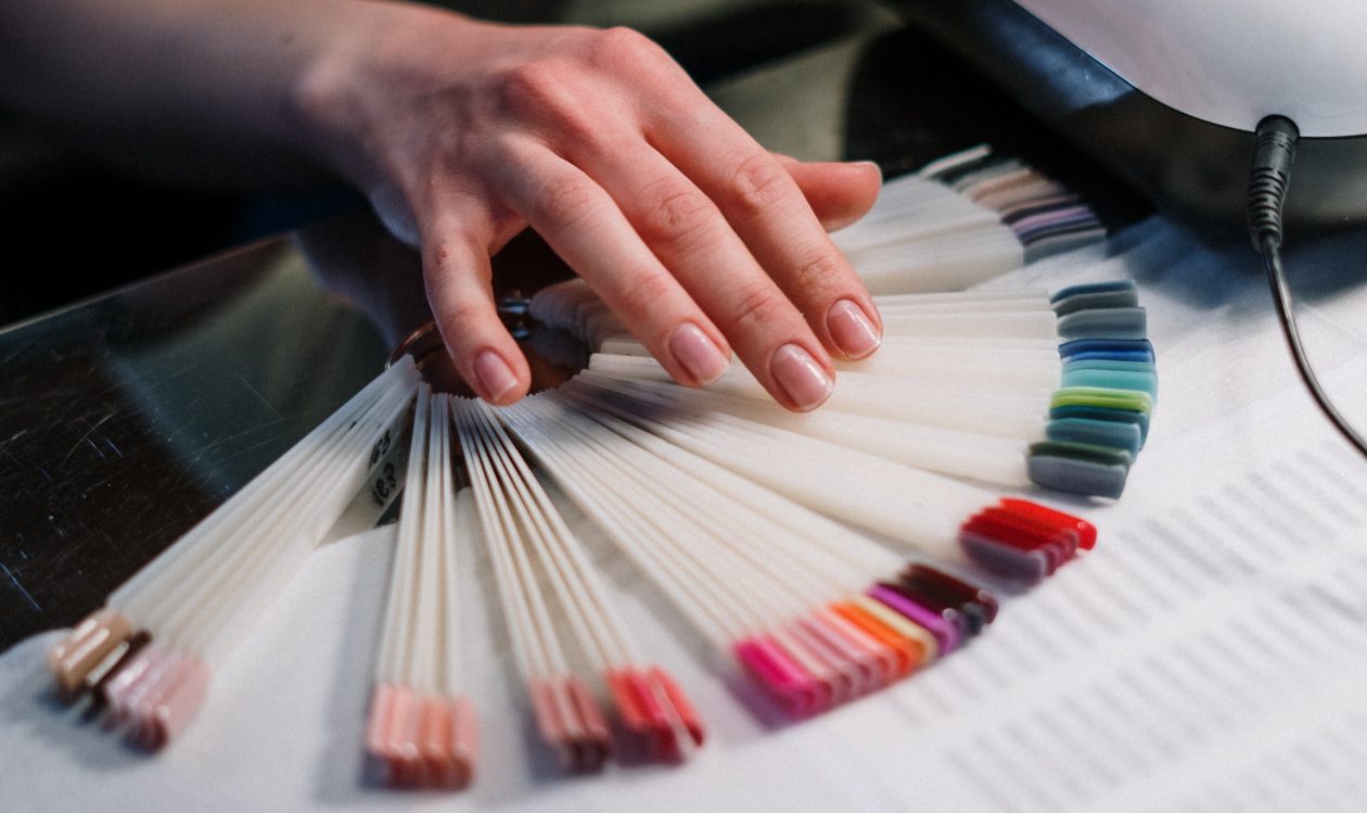 main choisissant la couleur d'ongles