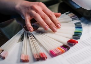 main choisissant la couleur d'ongles