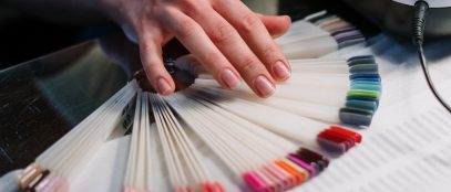 main choisissant la couleur d'ongles