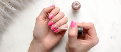 ongles roses enduits de vernis