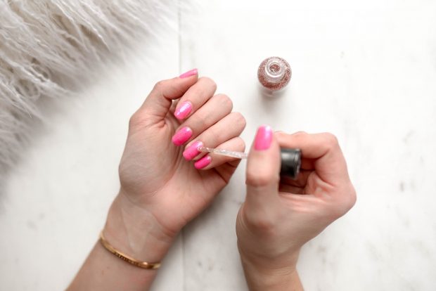 ongles roses enduits de vernis