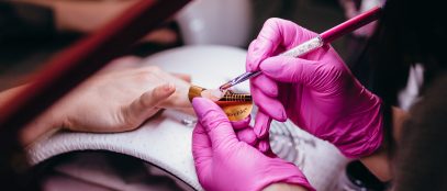 pose d'ongles en gel au chablon