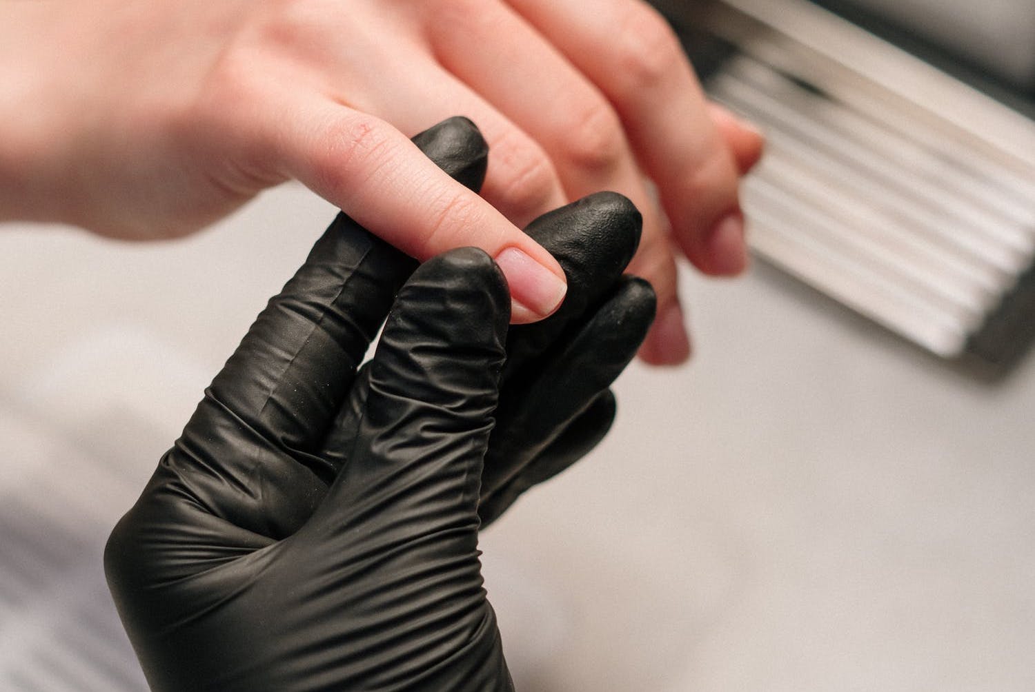 préparation de l'ongle avant une pose