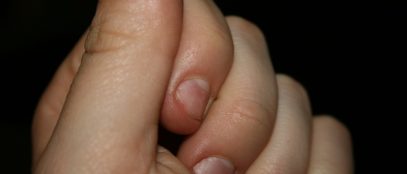 image de main gauche sur fond noir