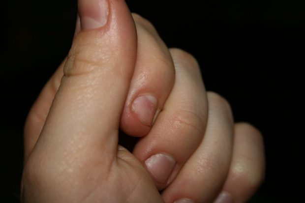 image de main gauche sur fond noir