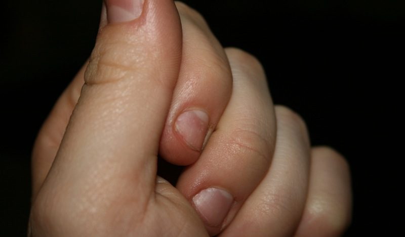 image de main gauche sur fond noir