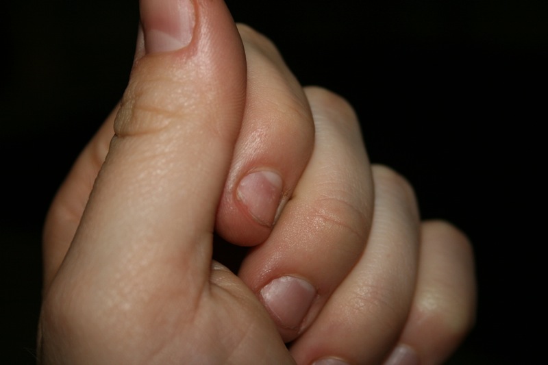 image de main gauche sur fond noir